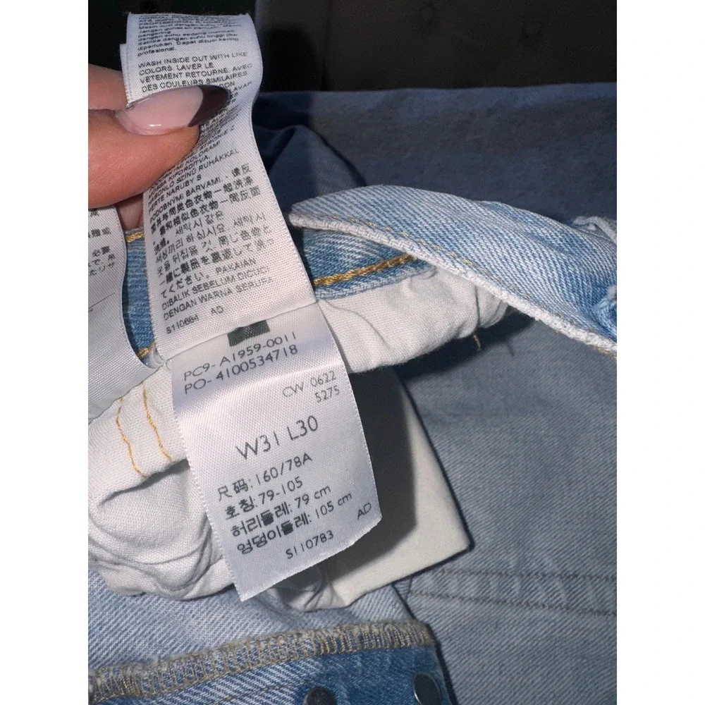 Levi's Premium 501 boyfriend  Fit Light Wash Distressed Denim‎ Jeans Women's - Picture 10 of 10